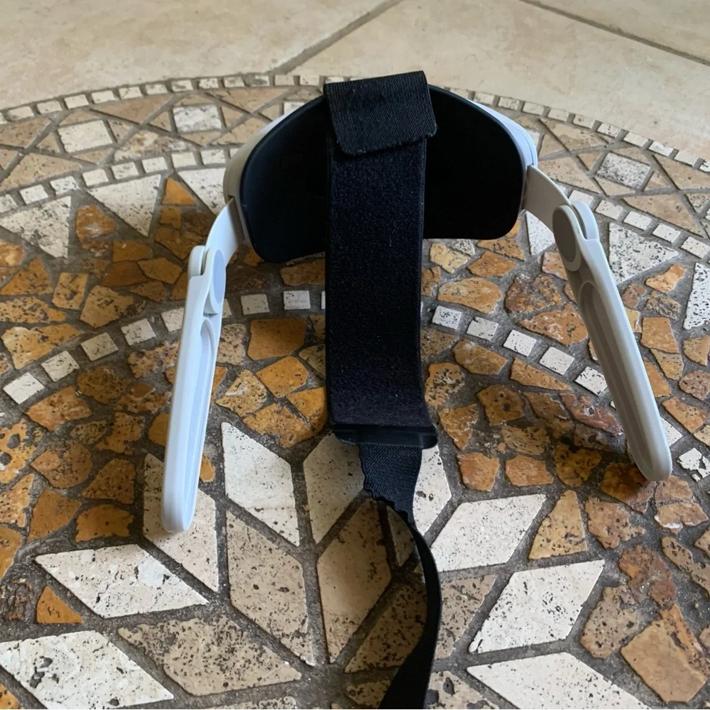 Oculus quest 2 all accessories in description.